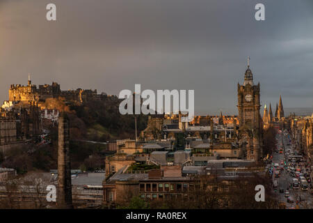 Blick auf das Stadtzentrum von Edinburgh aus Carlton Hill mit das Balmoral Hotel, die Princes Street und das Schloss im Vordergrund. Stockfoto