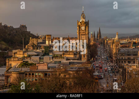 Blick auf das Stadtzentrum von Edinburgh aus Carlton Hill mit das Balmoral Hotel, die Princes Street und das Schloss im Vordergrund. Stockfoto