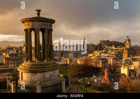 Die klassische Ansicht der Edinburgh Carlton Hill bei Tagesanbruch Stockfoto