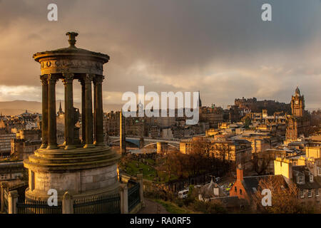 Die klassische Ansicht der Edinburgh Carlton Hill bei Tagesanbruch Stockfoto