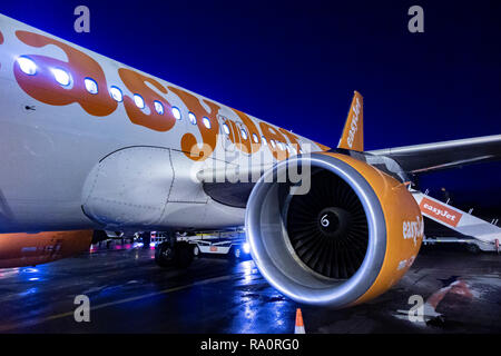 Eine Easyjet Flugzeug auf der Landebahn bei Nacht Stockfoto