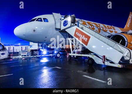 Eine Easyjet Flugzeug auf der Landebahn bei Nacht Stockfoto