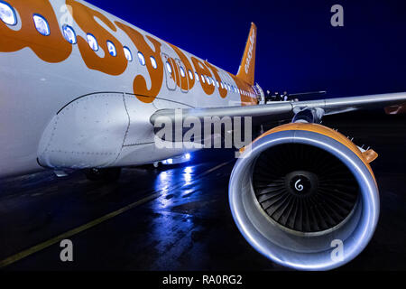 Eine Easyjet Flugzeug auf der Landebahn bei Nacht Stockfoto