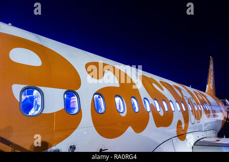 Eine Easyjet Flugzeug auf der Landebahn bei Nacht Stockfoto