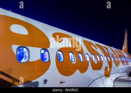 Eine Easyjet Flugzeug auf der Landebahn bei Nacht Stockfoto