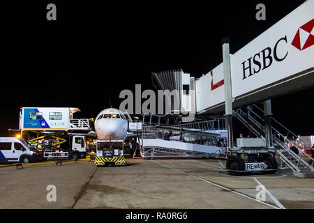 Eine Easyjet Flugzeug auf der Landebahn bei Nacht Stockfoto