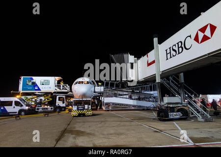 Eine Easyjet Flugzeug auf der Landebahn bei Nacht Stockfoto