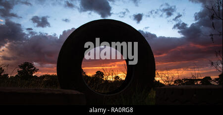 Gebrauchte Reifen (Reifen) in einem Veld fore Schatten einer schönen afrikanischen Sonnenuntergang verlassen Stockfoto