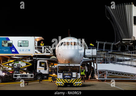 Eine Easyjet Flugzeug auf der Landebahn bei Nacht Stockfoto