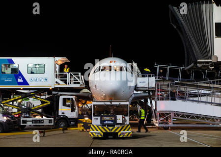 Eine Easyjet Flugzeug auf der Landebahn bei Nacht Stockfoto