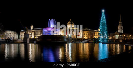 Der Trafalgar Square jährliche Weihnachtsbaum aus Norwegen mit der Nationalgalerie im Hintergrund. Stockfoto