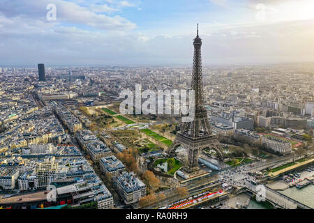 Schönen Paris Antenne Panoramablick Stadtbild Blick feat. Berühmte Wahrzeichen Eiffelturm, Champ de Mars Park, Seine in Frankreich Stockfoto