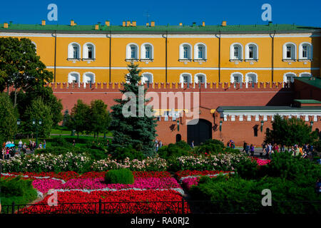 Moskau, Russland. August 25, 2018. Bunte Blumen in Alexander Garten. Kremlmauer und Arsenal Gebäude im Hintergrund Stockfoto