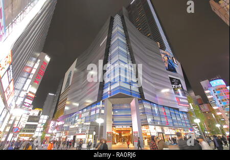 Menschen besuchen Toho Kinos Kino Shinjuku in Tokio, Japan. Stockfoto