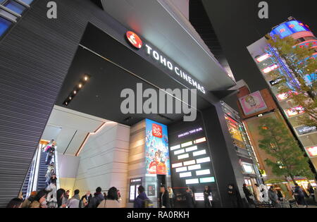 Menschen besuchen Toho Kinos Kino Shinjuku in Tokio, Japan. Stockfoto