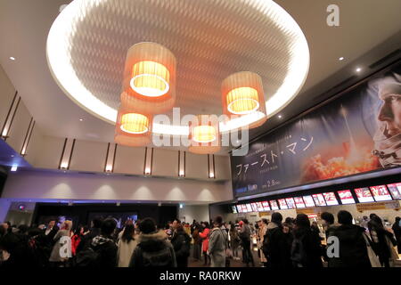 Menschen besuchen Toho Kinos Kino Shinjuku in Tokio, Japan. Stockfoto