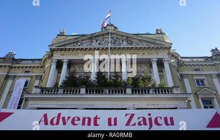 Rijeka, Kroatien, 29. Dezember 2018. Ein Teil der Gebäude des Kroatischen Nationaltheaters mit dem advent dekoration, zu sehen. Stockfoto