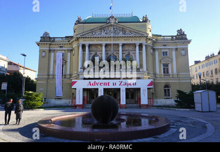 Rijeka, Kroatien, Decembar 29, 2018. Das Gebäude des Kroatischen Nationaltheater in Rijeka während der Adventszeit Stockfoto