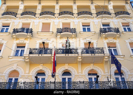 Rijeka, Kroatien, 29. Dezember 2018. Fassade der Sezession während der Adventszeit Stockfoto