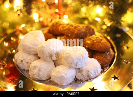 Griechische melomakarona und kourabies - traditionelle Weihnachtsplätzchen mit Honig und Nüssen und Zucker Brötchen Stockfoto