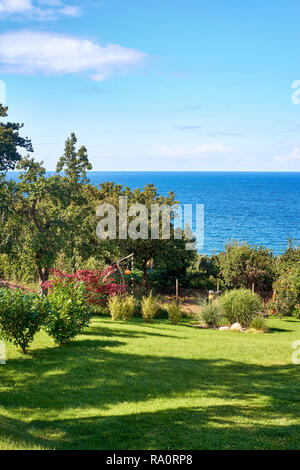 Idyllische Sommer Blick von einem Garten mit Blick auf die Ostsee. In Lohme auf der Insel Rügen. Stockfoto