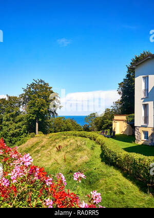 Garten mit Geranien auf ein Haus mit Blick auf die Ostsee. In Lohme auf der Insel Rügen. Stockfoto