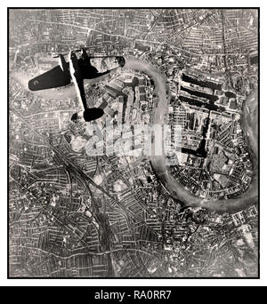 LONDON NAZI LUFTWAFFE BOMBER BLITZ Vintage WW2 Luftbild eines NS-Deutschland Luftwaffe Heinkel He 111 Bomber auf einem daylight Bombing Run über London fliegen am 7. September 1940. Diese bemerkenswerte Bild entnommen von der nationalsozialistischen Luftwaffe, wurde post WW2 in eine bisher unerreichte Archiv Deutscher Luftaufnahmen entdeckt. Sichtbar direkt darunter ist ein wichtiges Ziel für die Luftwaffe, der industrielle Komplex der Royal Docks auf der Themse in London Stockfoto