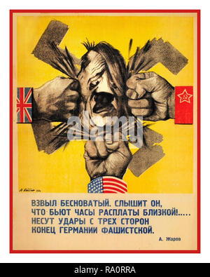 Vintage WK2 1940er-Propagandaplakat der russischen Sowjetunion mit Karikatur darauf, dass Adolf Hitler von allen Seiten von Fäusten getroffen wurde, die die Flaggen der Großen Allianz tragen: Großbritannien, die Vereinigten Staaten und das sowjetische Russland, die Verbündeten des Zweiten Weltkriegs Stockfoto