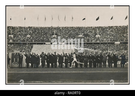 Jahrgang 1936 NS-Berlin Deutschland Olympische Spiele. Deutsche Reich Olympia Postkarte "Fackellauf Runner trifft im Stadion', Olympiastadion Berlin Deutschland Stockfoto