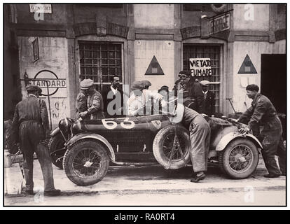 Jahrgang 1932 Mille Miglia italienische Straße Rennen, einen kurzen Boxenstopp für Nummer 63 Alfa Romeo 6C 1500 Spider SStf Zagato Eingetragen von Scuderia Ferrari und beendete das Rennen auf Platz 6. Die Mille Miglia (1000 Miglia) war eine offene Straße, motorsport Rennen, die in Italien 20 nahm - vier mal von 1927 bis 1957. Stockfoto