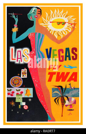 LAS VEGAS fliegen TWA Original Vintage 50er Reisen Trans World Airlines Plakat von David Klein' Las Vegas TWA' Travel Poster Werbung Las Vegas von TWA Trans World Airlines fliegen. Grafik mit eleganten Dame genießen Las Vegas während des Tages und der Nacht, die rechte Hälfte trägt einen roten Abendkleid mit der rechten Hand halten, eine Zigarette mit Karten, ein Rouletterad und andere spielende Spiele dargestellt und Ihre andere Hälfte gekleidet in einem Badeanzug mit einer Palme und Getränke mit einem Swimmingpool, ihre linke Hand holding Sonnenbrille vor einem happy Sun mit einem Flugzeug fliegen von unten. Stockfoto