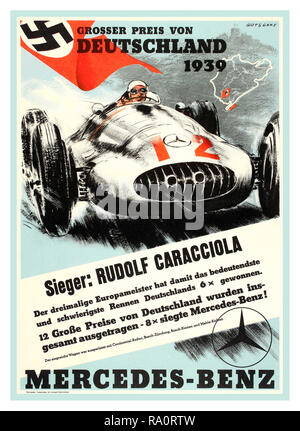 Jahrgang 1939 Nazideutschland Motorsport Poster mit Hakenkreuzfahne "Grosser Preis von Deutschland 1939" - deutsche Grand Prix Mercedes Benz Motorsport Poster. Racing motorsport Poster Mercedes-Benz auf den Großen Preis von Deutschland 1939 die Förderung, mit der Gewinnende Fahrer deutsche Rennfahrer Rudolf Caracciola, der eine Nummer 12 Mercedes Silberpfeil. Stockfoto
