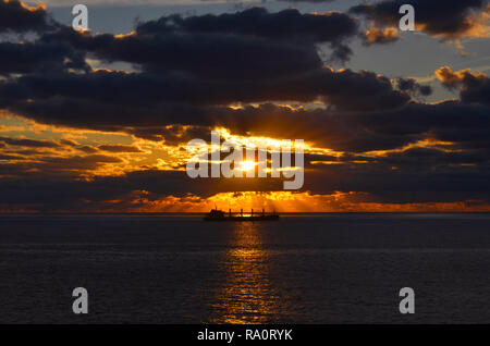 Schiff im Ozean Sonnenuntergang Stockfoto