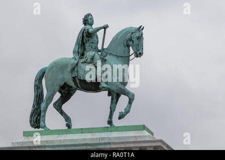 Kopenhagen, Dänemark - 30 August 2014: Reiterstandbild von König Christian IX. von Dänemark ist am Schloss Christiansborg in Kopenhagen, Dänemark. Stockfoto