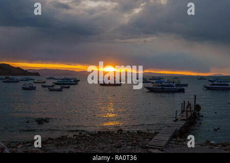 Sonnenuntergang über den Titicaca-see in Bolivien Stockfoto