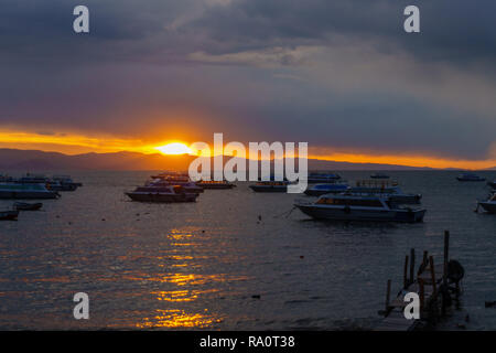 Sonnenuntergang über den Titicaca-see in Bolivien Stockfoto