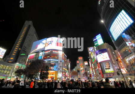 Menschen besuchen jagt Kreuzung in Shibuya, Tokio, Japan. Stockfoto