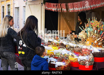 Rijeka, Kroatien, 29. Dezember 2018. Junge schöne Mädchen und ein kleiner Junge Süßigkeiten kaufen auf dem Markt stehen Stockfoto