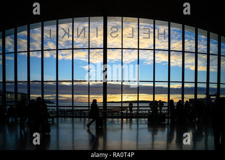 Blick auf die Ostsee von großen Glas Wand der Hafen von Helsinki. Winter, Sonnenuntergang Stockfoto