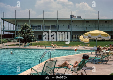 Juli 1964. Ein Außenpool, ein Hotel oder Motel, in New York. Menschen schwimmen und sonnenbaden. Stockfoto