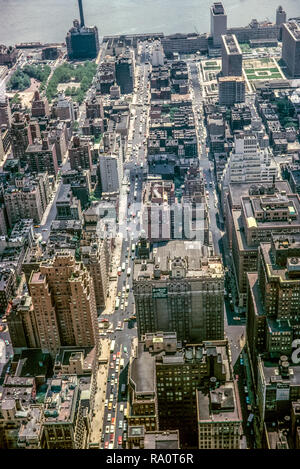 Juni 1964. Blick von der Spitze des Empire State Building in New York City, East 34th Street und dem East River. Stockfoto