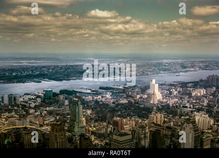 Juni 1964. Blick über den East River, von der Spitze des Empire State Building in New York City. Viele Ozean Kreuzfahrtschiffe gesehen angedockt werden kann Stockfoto