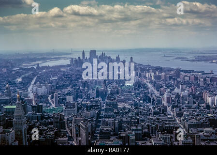 Juni 1964. Blick von der Spitze des Empire State Building in New York Blick hinunter in Richtung Lower Manhattan Die Freiheitsstatue in der Ferne. Stockfoto