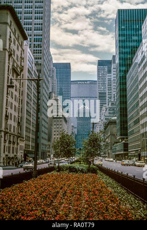 Juni 1964. Der Blick auf die Park Avenue in New York City mit den Pan Am Gebäude am Ende. Stockfoto