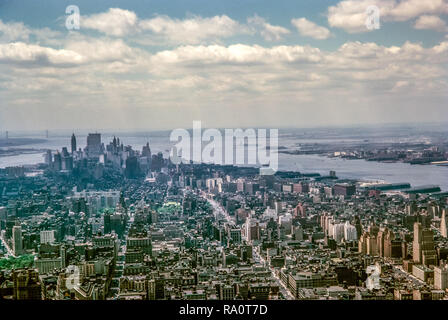 Juni 1964. Blick von der Spitze des Empire State Building den Blick auf Lower Manhattan und die Freiheitsstatue in der Ferne. Stockfoto