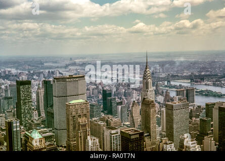 Juni 1964. Blick von der Spitze des Empire State Building in New York, über die Pan Am Building und dem Chrysler Building. Stockfoto