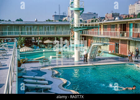 Juli 1964. Ein Außenpool, ein Hotel oder Motel, in New York. Menschen schwimmen und sonnenbaden. Stockfoto