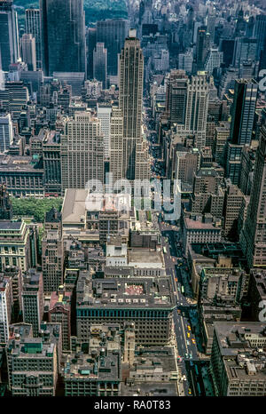 Juni 1964. Blick von der Spitze des Empire State Building den Blick über einen Teil von Manhattan, mit dem Gebäude des Ovington im Vordergrund. Stockfoto