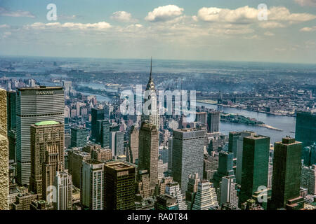 Juni 1964. Blick von der Spitze des Empire State Building in New York City, über das Chrysler Building und die Pan Am Gebäude suchen. Stockfoto