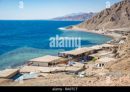 Blue Hole ist ein beliebter tauchen Lage im Osten Sinai, wenige Kilometer nördlich von Dahab, Ägypten an der Küste des Roten Meeres. Stockfoto